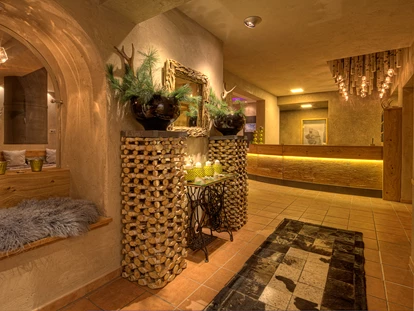 Wellnessurlaub - Fontanella - Rezeptionsbereich - Wellnesshotel Walserhof