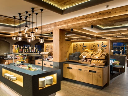 Wellnessurlaub - Fontanella - Buffetbereich - Wellnesshotel Walserhof