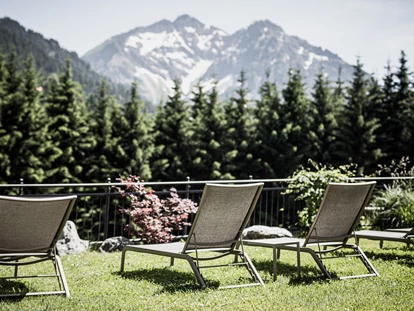 Wellnessurlaub - Fontanella - Unsere Liegewiese im Spabereich - Wellnesshotel Walserhof