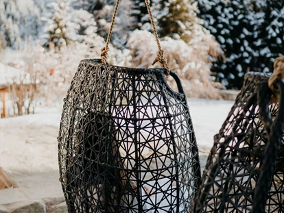Wellnessurlaub - Fontanella - Unsere überdachten Sitzmöglichkeiten im Winter vom Wellnessbereich aus - Wellnesshotel Walserhof