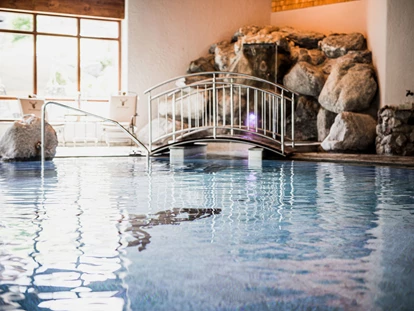 Wellnessurlaub - Fontanella - Wasserfall beim Pool - Wellnesshotel Walserhof