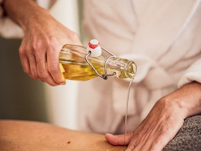 Wellnessurlaub - Fontanella - Massageanwendung - Wellnesshotel Walserhof