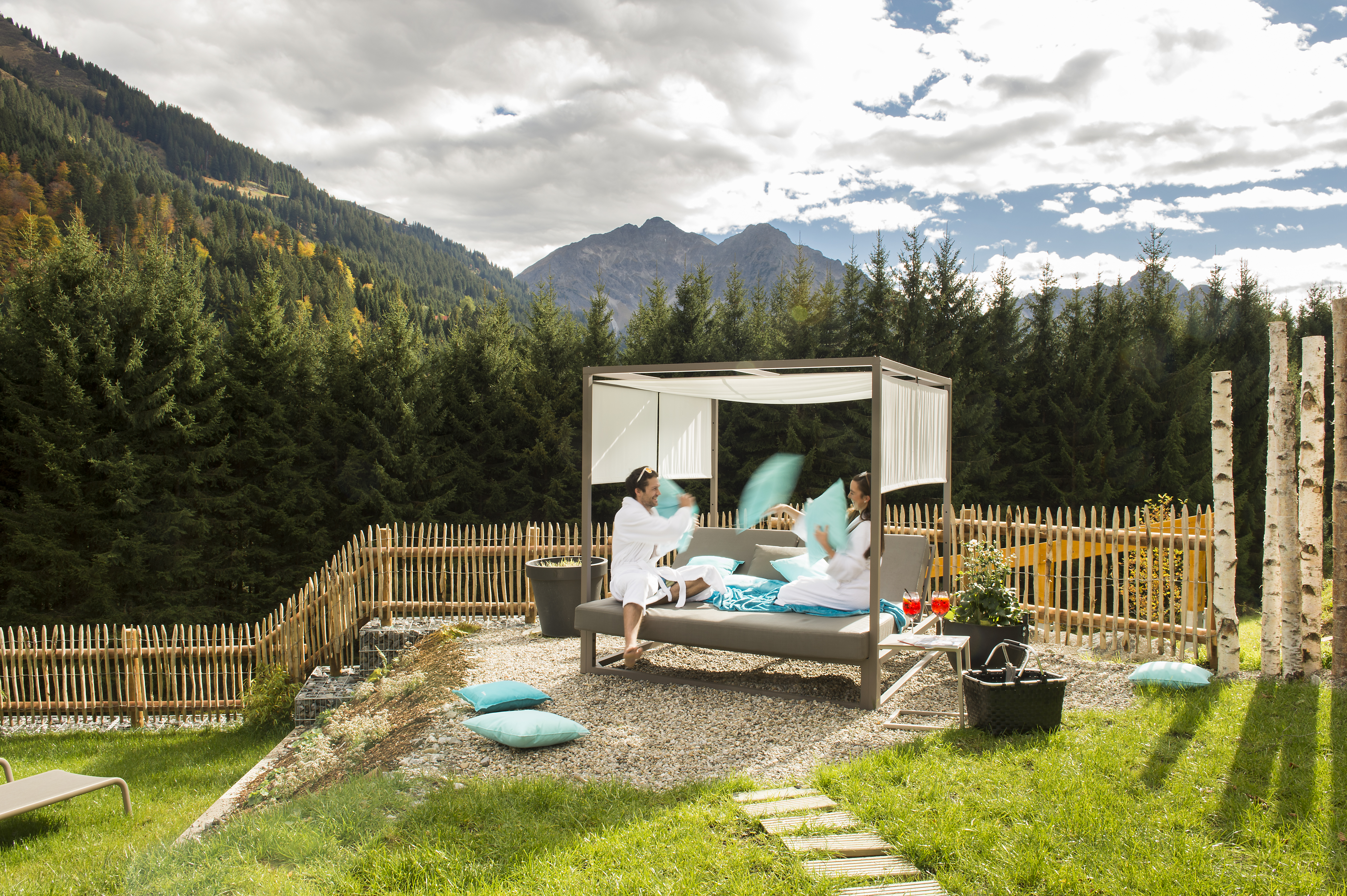 Wellnesshotel: Unsere Himmelbetten im Garten - Wellnesshotel Walserhof