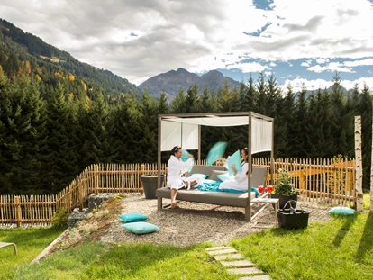Wellnessurlaub - Fontanella - Unsere Himmelbetten im Garten - Wellnesshotel Walserhof