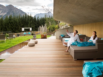 Wellnessurlaub - Fontanella - Überdachte Liegemöglichkeiten  - Wellnesshotel Walserhof