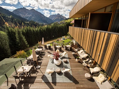 Wellnessurlaub - Fontanella - Terrasse im Sommer von oben - Wellnesshotel Walserhof