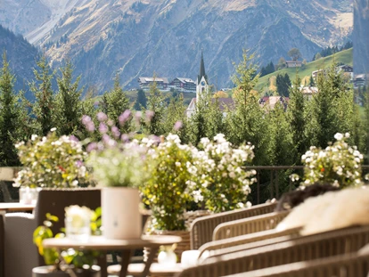 Wellnessurlaub - Fontanella - Terrasse im Sommer - Wellnesshotel Walserhof