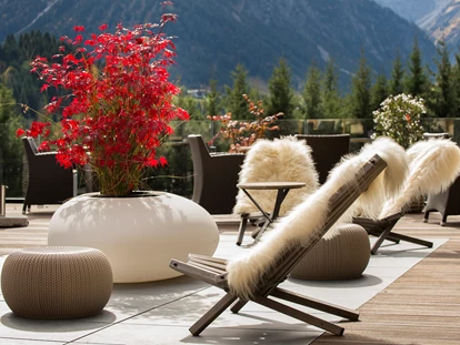 Wellnessurlaub - Fontanella - Terrasse im Sommer - Wellnesshotel Walserhof