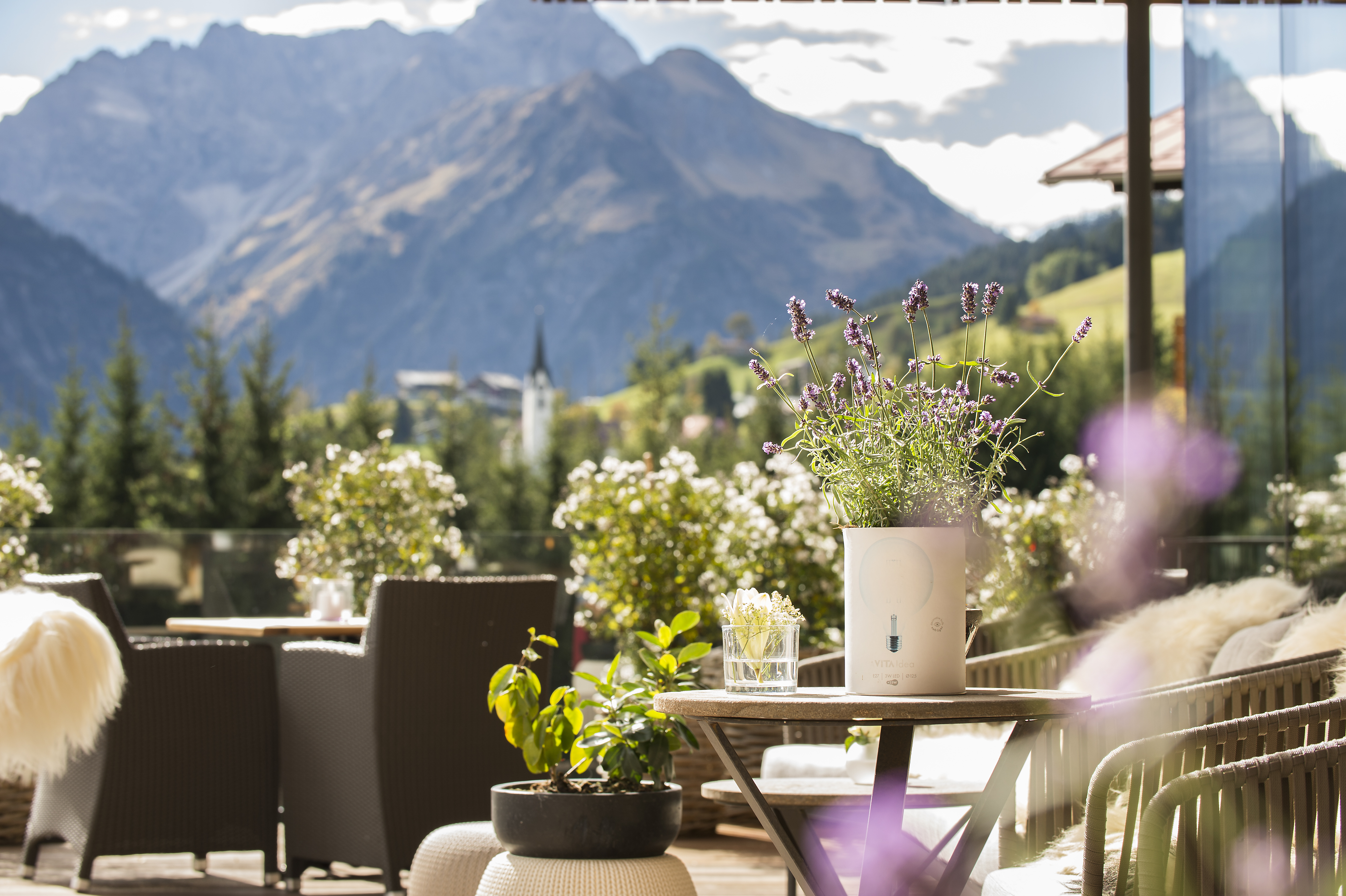 Wellnessurlaub - Terrasse mit Blick auf Widderstein - Wellnesshotel Walserhof