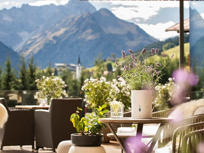 Wellnessurlaub - Fontanella - Terrasse mit Blick auf Widderstein - Wellnesshotel Walserhof