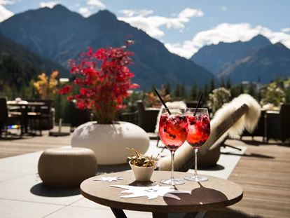 Wellnessurlaub - Fontanella - Terrasse mit Blick auf Elfer, Zwölfer, Widderstein, Bärenkopf - Wellnesshotel Walserhof