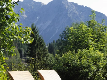 Wellnessurlaub - Fontanella - Garten mit Liegen im Sommer - Wellnesshotel Walserhof