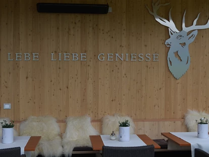Wellnessurlaub - Fontanella - Geschützter Sitzplatz auf der Terrasse - Wellnesshotel Walserhof