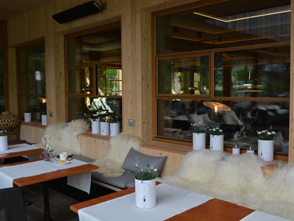 Wellnessurlaub - Fontanella - Überdachter Sitzplatz auf der Terrasse - Wellnesshotel Walserhof