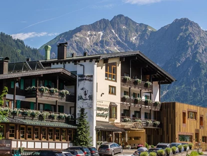 Wellnessurlaub - Fontanella - Aussenansicht Sommer - Wellnesshotel Walserhof
