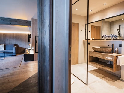 Wellnessurlaub - Fontanella - Bergbalancesuite mit Blick ins Bad - Wellnesshotel Walserhof