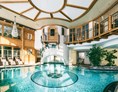 Wellnesshotel: Schwimmbad mit Strudel und Wasserfall - Wellnesshotel Warther Hof