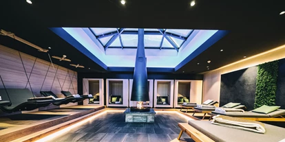 Wellnessurlaub - Biosauna - Isny im Allgäu - Kaminruheraum mit Schwebeliegen und Kuschelkojen - Wellnesshotel Warther Hof
