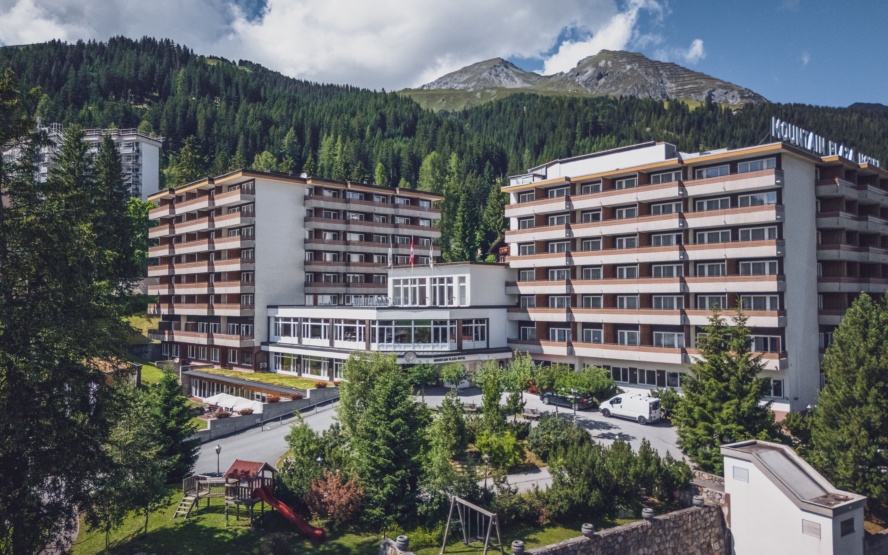 Wellnessurlaub - Hotel-Schwerpunkt: Wellness &amp; Fitness - Graub&#252;nden - Aussenansicht Sommer - Mountain Plaza Hotel