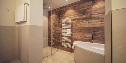 Wellnessurlaub - Day SPA - Graubünden - Badezimmer mit Badewanne - Mountain Plaza Hotel