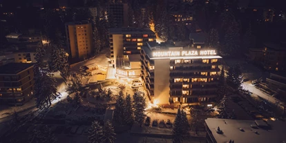 Wellnessurlaub - Day SPA - Graubünden - Nachtaufnahme Aussenansicht - Mountain Plaza Hotel