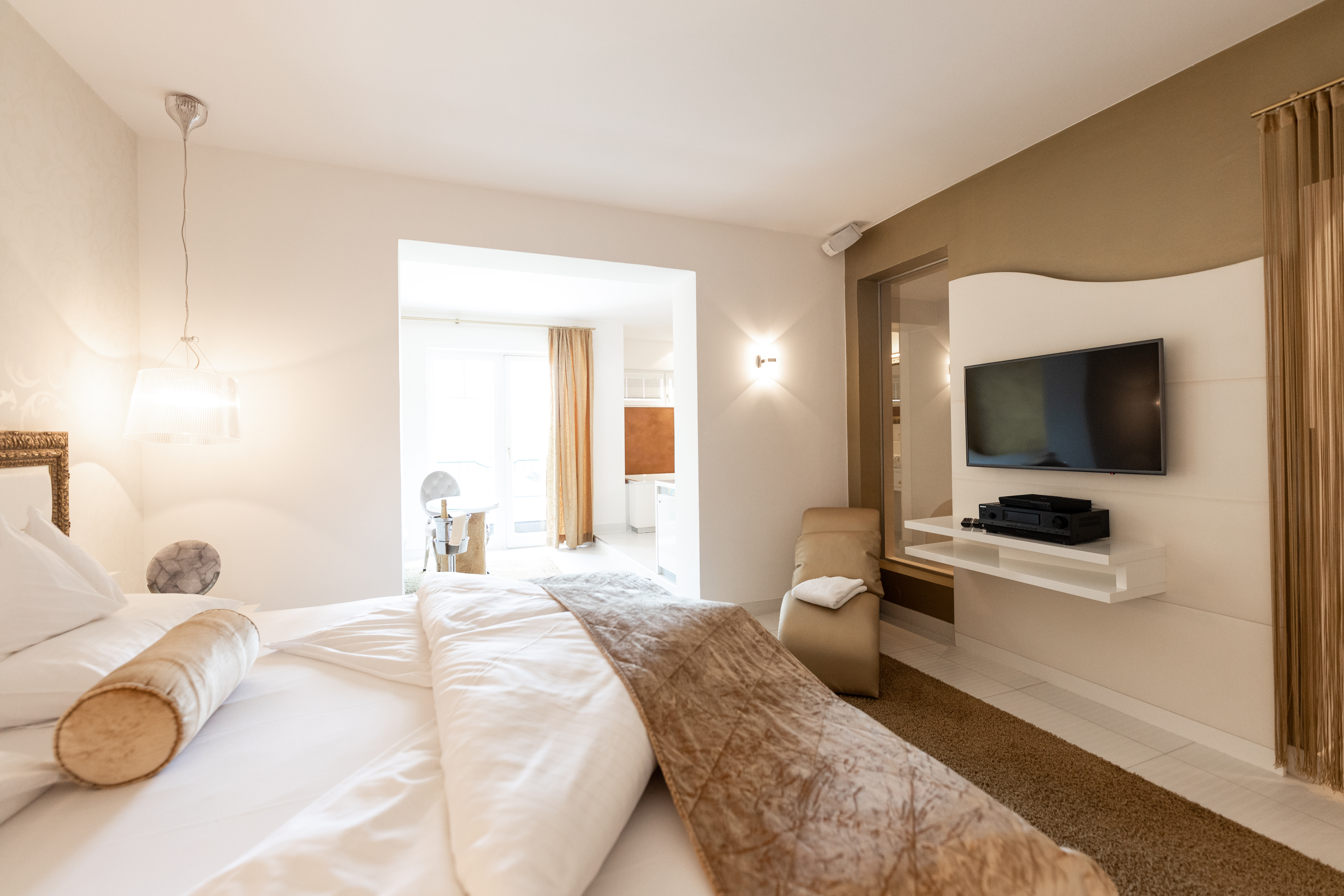 Maiers Kuschelhotel Loipersdorf Deluxe  Zimmerkategorien Junior Suite Black od. Romantic White 