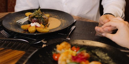 Wellnessurlaub - Restaurant - Stegersbach - Celebrate your love! Genießt eines unserer Love Dinner im Restaurant mit Salatbuffet. Gerne könnt ihr unsere Dinner Varianten auch vegan oder vegetarisch vorab ordern. - Maiers Kuschelhotel Loipersdorf Deluxe