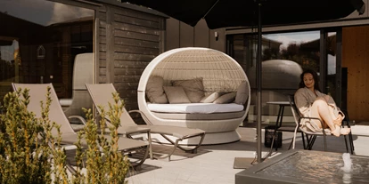 Wellnessurlaub - Restaurant - Stegersbach - Love Lodges - your romantic hideaway
Du suchst die perfekte Rückzugsmöglichkeit für einen romantischen Urlaub? Unsere gemütlichen Love Lodges bieten absolute Privatsphäre, einen grandiosen Ausblick und jede Menge Spaß zu zweit.
Jeden Morgen steht ein köstliches Frühstück direkt vor deiner Tür und wenn du Lust auf einen romantischen Grillabend hast, lege einfach los, wir bringen dir alles, was du brauchst.
Das Beste ist aber: Was in der Love Lodge passiert, bleibt in der Love Lodge. 🙂
 - Maiers Kuschelhotel Loipersdorf Deluxe