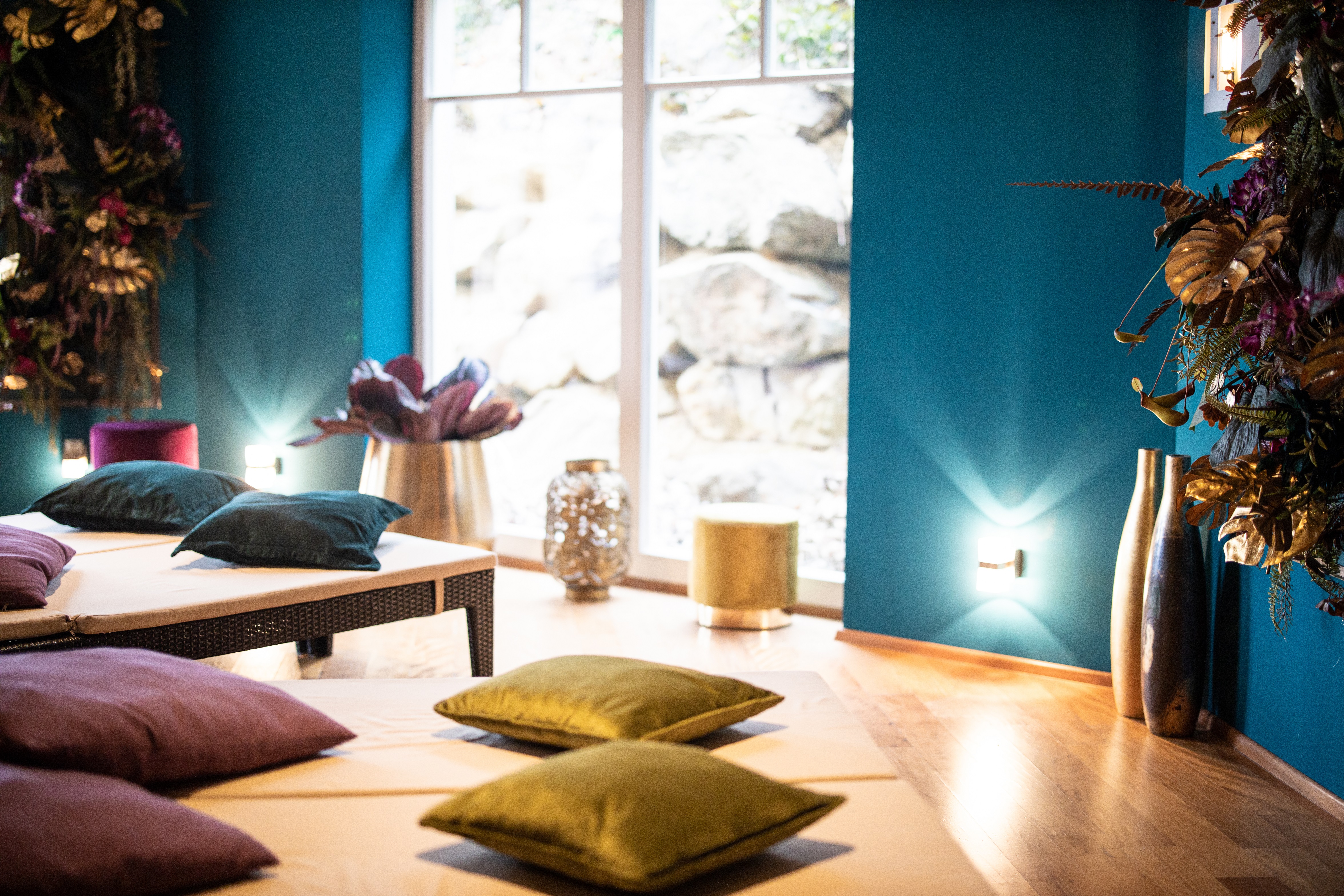 Wellnesshotel: to relax and to reload

Tauche ein in unser kleines tropisches Paradies im Herzen des Hotels. Unser Spa-Bereich bietet eine finnische Sauna, Dampfbad ein Soleum mit Himalaya Salzbeduftung. Ruhezonen und Relax-Bereiche, die darauf warten, von dir entdeckt zu werden. - Maiers Kuschelhotel Loipersdorf Deluxe  - Sauna | Spa