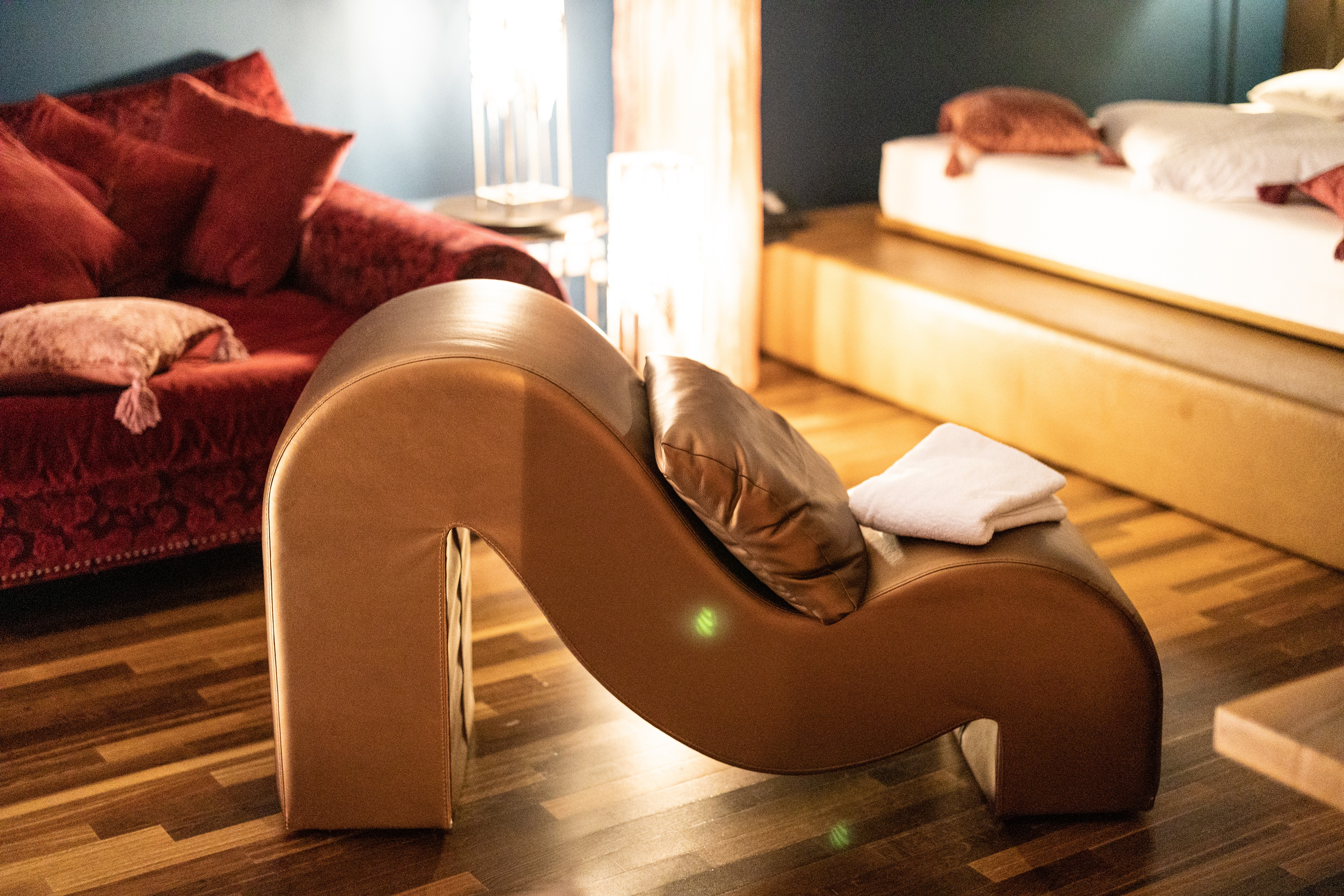 Wellnesshotel: Die Paradise Suite kombiniert auf 55m²  modernes, italienisches Design mit Loft-Charakter. Auf hochwertigem Parkett errichtet, bietet die Suite von ihrem Balkon aus einen herrlichen Ausblick auf den Liebesgarten. Für romantische Stunden sorgt ein großes Kuschelbett mit elektrischem Vorhang. - Maiers Kuschelhotel Loipersdorf Deluxe  - Zimmer | Suiten