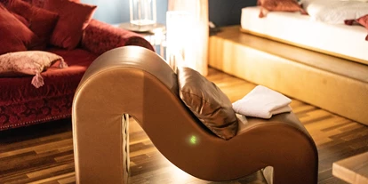 Wellnessurlaub - Restaurant - Stegersbach - Die Paradise Suite kombiniert auf 55m²  modernes, italienisches Design mit Loft-Charakter. Auf hochwertigem Parkett errichtet, bietet die Suite von ihrem Balkon aus einen herrlichen Ausblick auf den Liebesgarten. Für romantische Stunden sorgt ein großes Kuschelbett mit elektrischem Vorhang. - Maiers Kuschelhotel Loipersdorf Deluxe