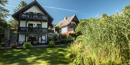 Wellnessurlaub - WLAN - Eichwalde - Blick von der Seeseite auf das Chalet - Beautyfarm und Chalet am See Sader