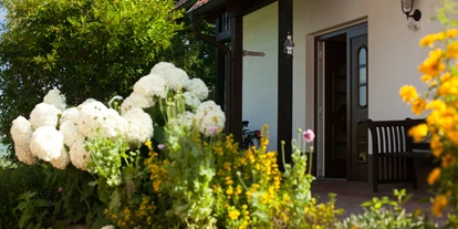 Wellnessurlaub - WLAN - Eichwalde - Blick von der Gartenseite auf das Chalet - Beautyfarm und Chalet am See Sader