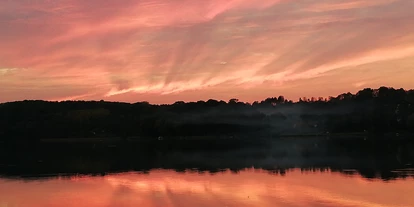 Wellnessurlaub - WLAN - Eichwalde - Blick vom Steg in den Sonnenuntergang - Beautyfarm und Chalet am See Sader