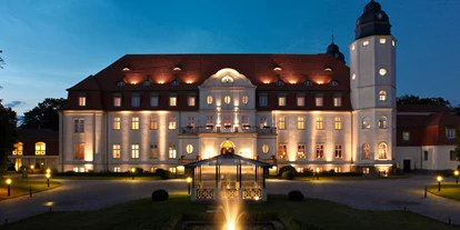 Wellnessurlaub - Babysitterservice - SCHLOSS Fleesensee Nachtaufnahme - SCHLOSS Hotel Fleesensee