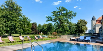 Wellnessurlaub - Babysitterservice - SCHLOSS Spa Außenpool, Blick in den SCHLOSS Park - SCHLOSS Hotel Fleesensee
