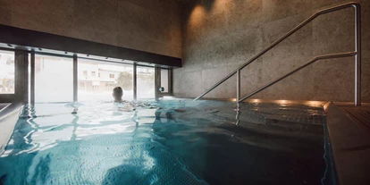 Wellnessurlaub - Ruhpolding - Ganzjährig beheizter Outdoor Pool mit Inneneinstieg - Boutique Hotel Das Rivus