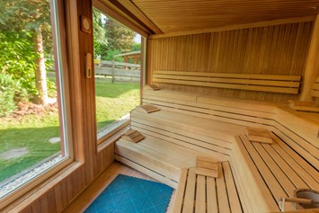 Wellnesshotel: Finn Sauna mit Sicht in den Garten - Appart- und Wellnesshotel Charlotte Seefeld