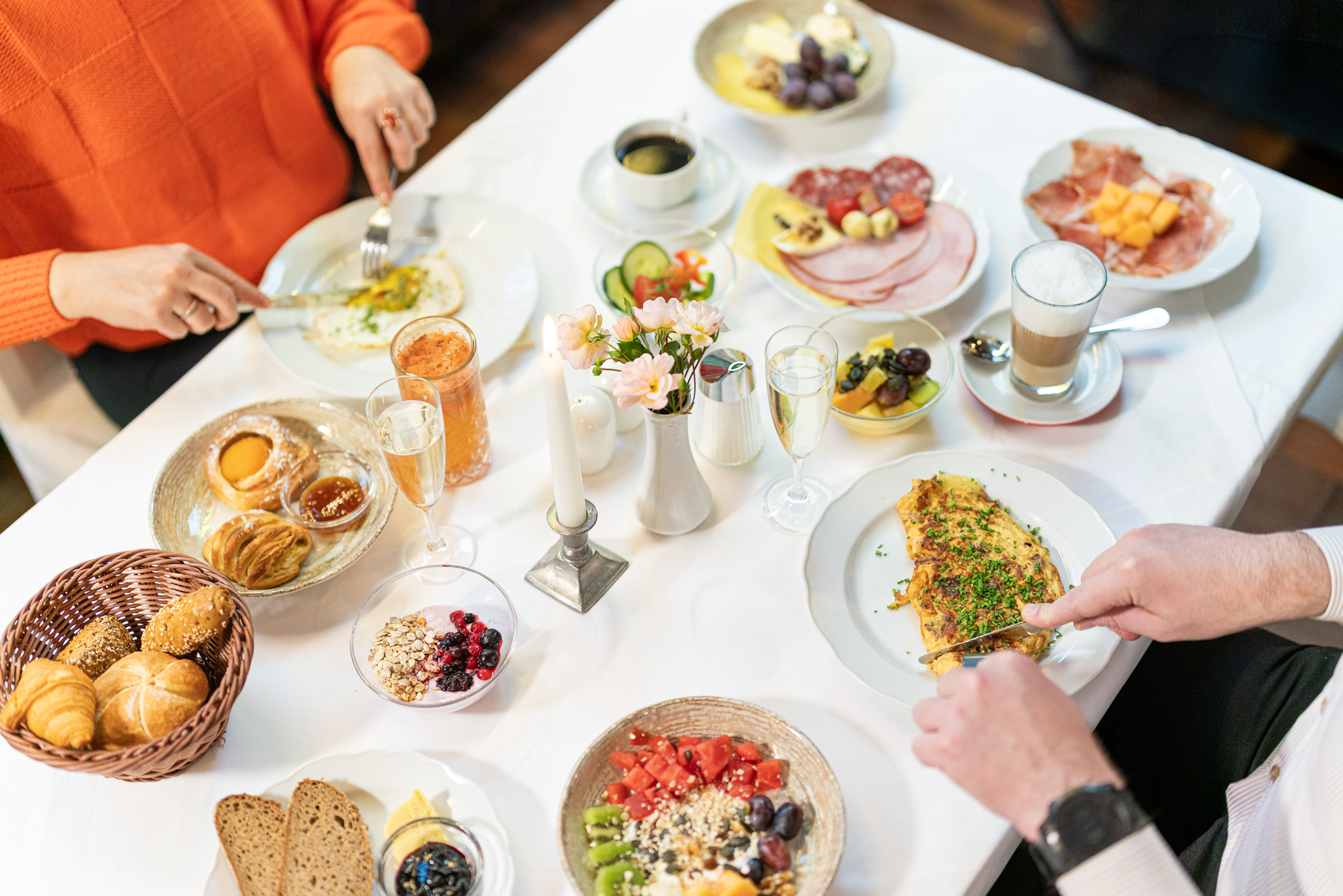 Wellnesshotel: reichhaltiges Frühstücksbuffet mit regionalen Spezialitäten - Hotel GUT Trattlerhof & Chalets****S - Kulinarik | Restaurant