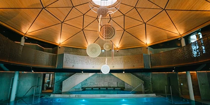 Wellnessurlaub - Ladestation Elektroauto - Eden (Glödnitz) - Wellnessgenuss im Indoorpool im Sonnenbad - Feuerberg Mountain Resort