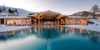 Wellnessurlaub - Ladestation Elektroauto - Eden (Glödnitz) - Unendlichpool im Winter - Feuerberg Mountain Resort