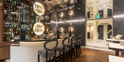 Wellnessurlaub - Pilates - KOLLERs Hotel - stylische Bar mit Kamin - KOLLERs Hotel