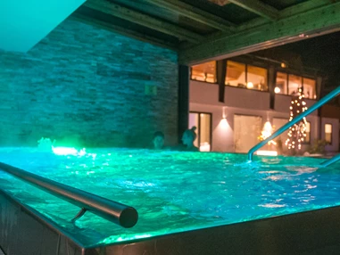 Wellnesshotel: Whirlpool am Abend - Hotel NockResort