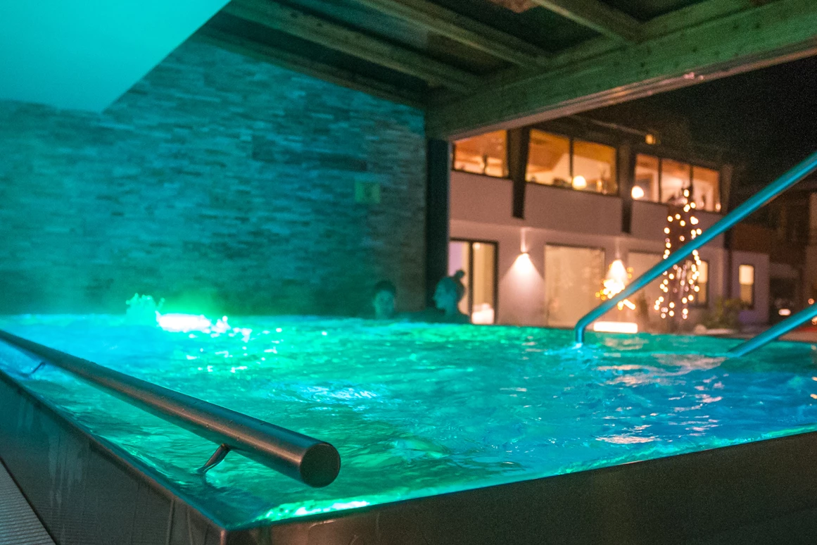 Wellnesshotel: Whirlpool am Abend - Hotel NockResort