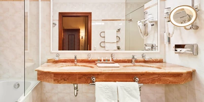 Wellnessurlaub - Day SPA - Altenmarkt im Pongau - Moderne alpine Eleganz und Lifestyle – neu definiert. Durch die ruhige und zentrale Lage von Bad Hofgastein bietet Ihnen das 4-Sterne Sport-, SPA- und Gesundheitshotel regionale Authentizität zeitgemäß interpretiert. - Das Alpenhaus Gasteinertal