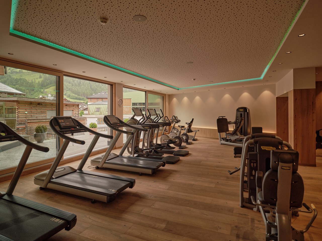 DAS EDELWEISS Salzburg Mountain Resort Fitnessangebote im Detail Fitnessraum