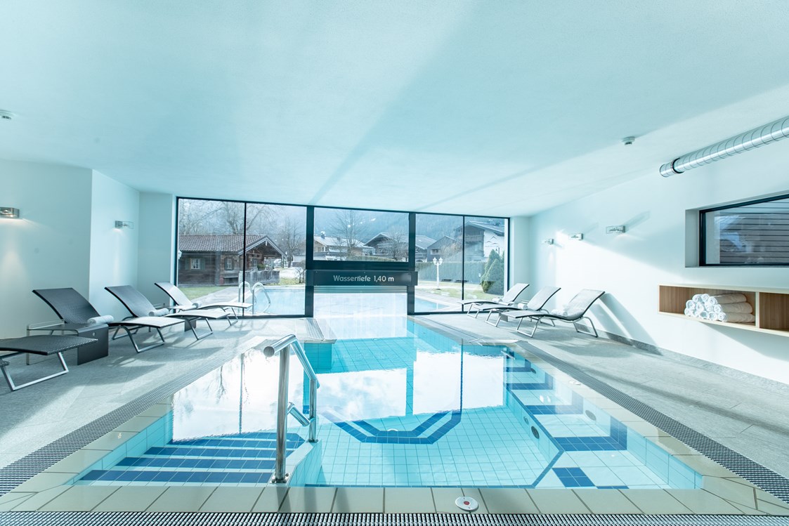 Wellnesshotel: Indoor- und Outdoor Pool (im Winter beheizt) - Design & Wellness Hotel Alpenhof