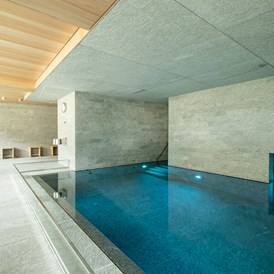 Wellnesshotel: Indoor Pool im SPA Bereich - Design & Wellness Hotel Alpenhof
