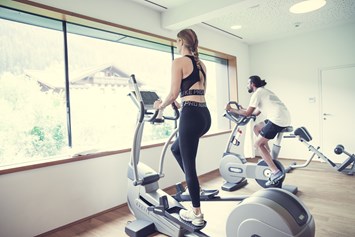 Wellnesshotel: Fitnessraum mit TOP Geräten und Ausblick - Design & Wellness Hotel Alpenhof