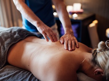 Good Life Resort Riederalm Massagen im Detail RIEDERALM SPORTLERMASSAGE (Rücken, Schultern, Beine) 